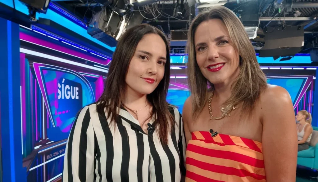 Representantes de Roosevelt Academy en una entrevista de televisión en el canal TV+ Mas.