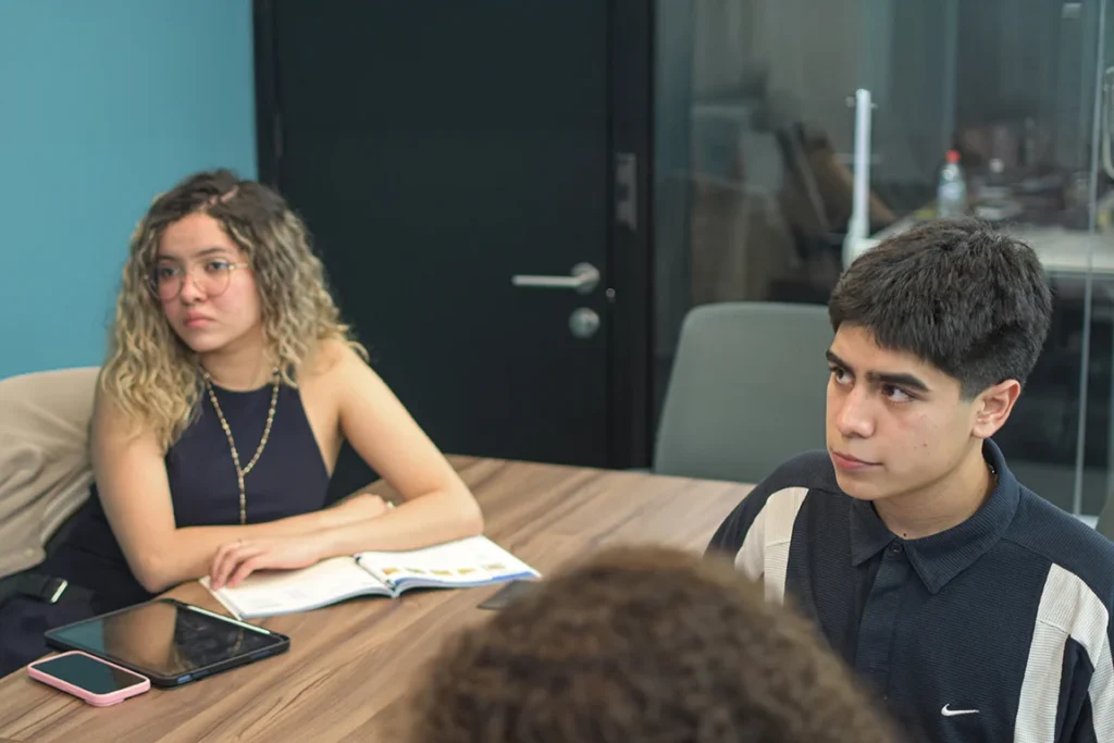 Grupo reducido de alumnos colaborando en una actividad de clase.