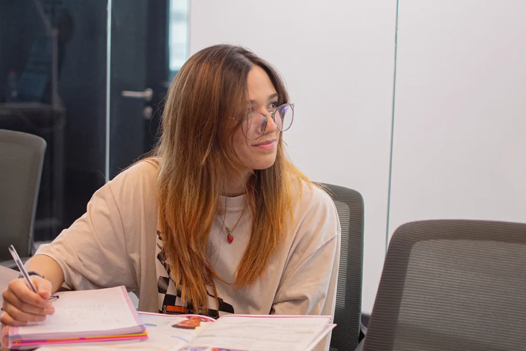 Coordinadora académica brindando asesoría a una madre sobre el programa de su hijo.