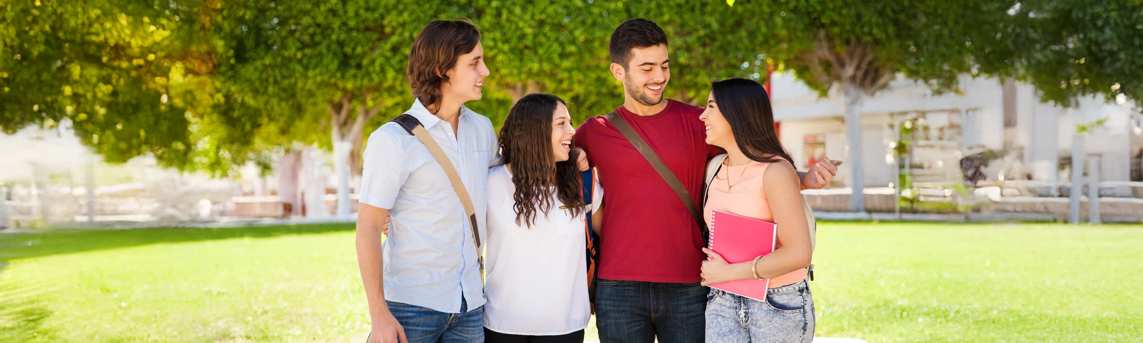 Grupo diverso de alumnos posando y sonriendo frente a la cámara en el instituto.
